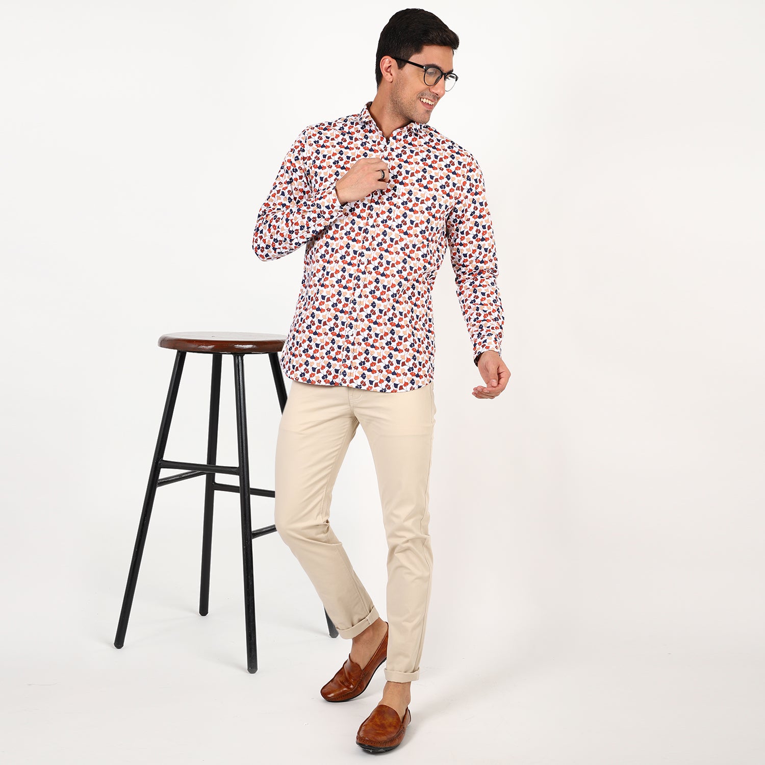 Mentoos White Cotton Casual Shirt with Red and Blue Prints